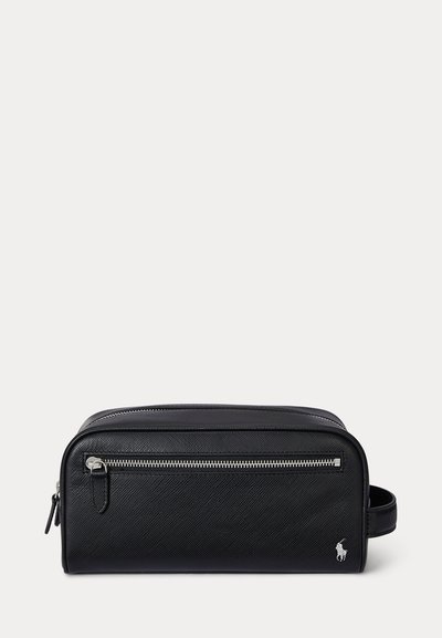 Τουαλέτα από μαύρο δερμάτινο ύφασμα με ασημένια τσέπη με φερμουάρ και λογότυπο Polo Ralph Lauren, με χειρολαβή στο πλάι.