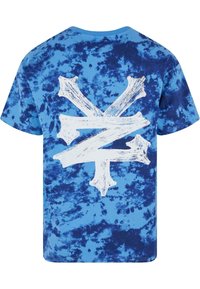 Blått tie-dye t-skjorte med et stort hvitt grafisk design på baksiden. Korte ermer, rund halslinning og myk bomullstekstur.