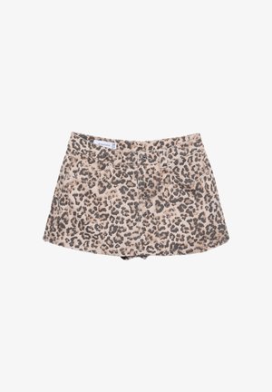 Shorts en denim imprimé léopard avec une taille haute, cinq poches et fermeture par bouton en métal. Le tissu est doux avec une texture agréable.