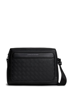 Sac messager noir Tommy Hilfiger avec panneau avant texturé et bandoulière ajustable.
