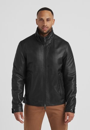 Schwarze Lederjacke mit hohem Kragen, frontalem Reißverschluss und zwei seitlichen Reißverschlusstaschen. Sie zeichnet sich durch eine glatte Textur und eine figurbetonte Passform aus.