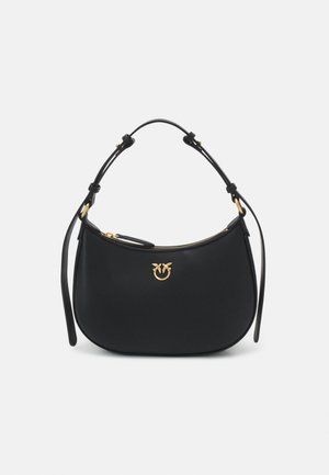 Mustvalge nahast käekott, millel on kaarjas kuju. Varustatud kuldse logoga, lukuga ja kahe nahkrihmaga. Sile tekstuur ja minimalistlik disain.