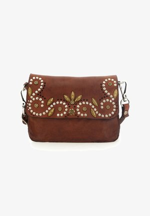 Borsa a tracolla in pelle marrone con motivi floreali in rilievo, dettagli in metallo e borchie decorative. Tracolla regolabile con ferrature argentate.