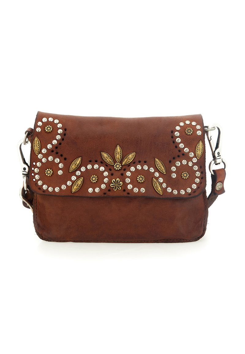 Borsa a tracolla in pelle marrone con motivi floreali in rilievo, dettagli in metallo e borchie decorative. Tracolla regolabile con ferrature argentate.