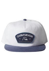 Gorra snapback blanca con visera azul, que presenta un parche de logo en azul oscuro en la parte frontal con el texto "Quiksilver" y un diseño de ola.