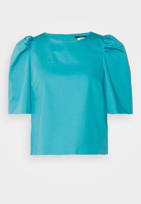 Blouse turquoise à manches courtes bouffantes, encolure ronde et texture lisse. Dos avec une fermeture discrète.