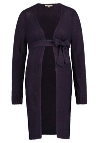 Lång, öppen cardigan i mörklila stickat, med ett knytbälte vid midjan och texturerade ärmar med ribbning vid mudden.