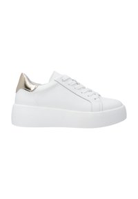 Weiße Ledersneaker mit einer strukturierten weißen Sohle, ausgestattet mit einem metallischen goldenen Akzent an der Ferse und flachen weißen Schnürsenkeln. Glatte Oberflächengestaltung.
