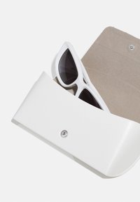 Michael Kors ASHEVILLE - Ochelari de soare - optic white/dark grey gradient