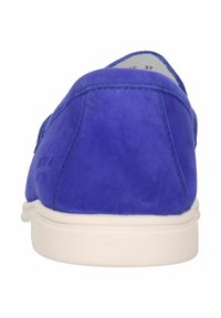 Scarpe slip-on in suede blu con retro arrotondato, suola bianca e sottili dettagli di cucitura lungo le cuciture. Taglia contrassegnata come 37.
