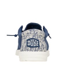 Scarpa casual blu navy con tomaia in tessuto testurizzato, suola bianca e un accento sul tallone con motivo che presenta il logo "HEY DUDE".