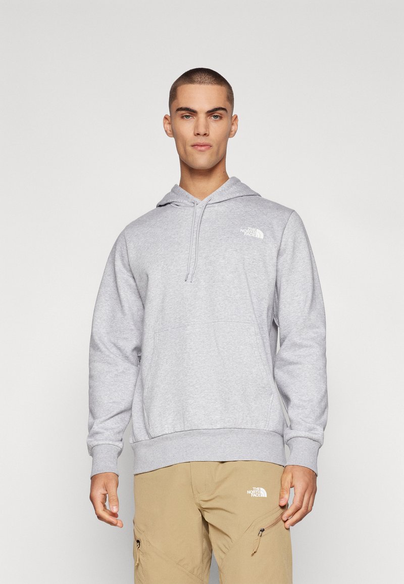 Sudadera gris con capucha ajustable y bolsillo delantero. Presenta un pequeño logotipo blanco en el pecho y puños y dobladillo acanalados.