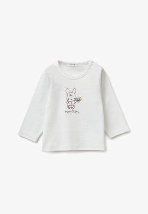 Biała koszulka z długim rękawem dla malucha z kreskówkowym króliczkiem trzymającym żółty kwiatek oraz napisem "benetton" poniżej ilustracji.