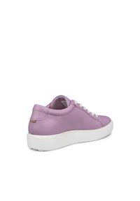 Sneaker in pelle viola con una finitura texturizzata, suola in gomma bianca e lacci bianchi. Presenta un piccolo accento marrone sul tallone.