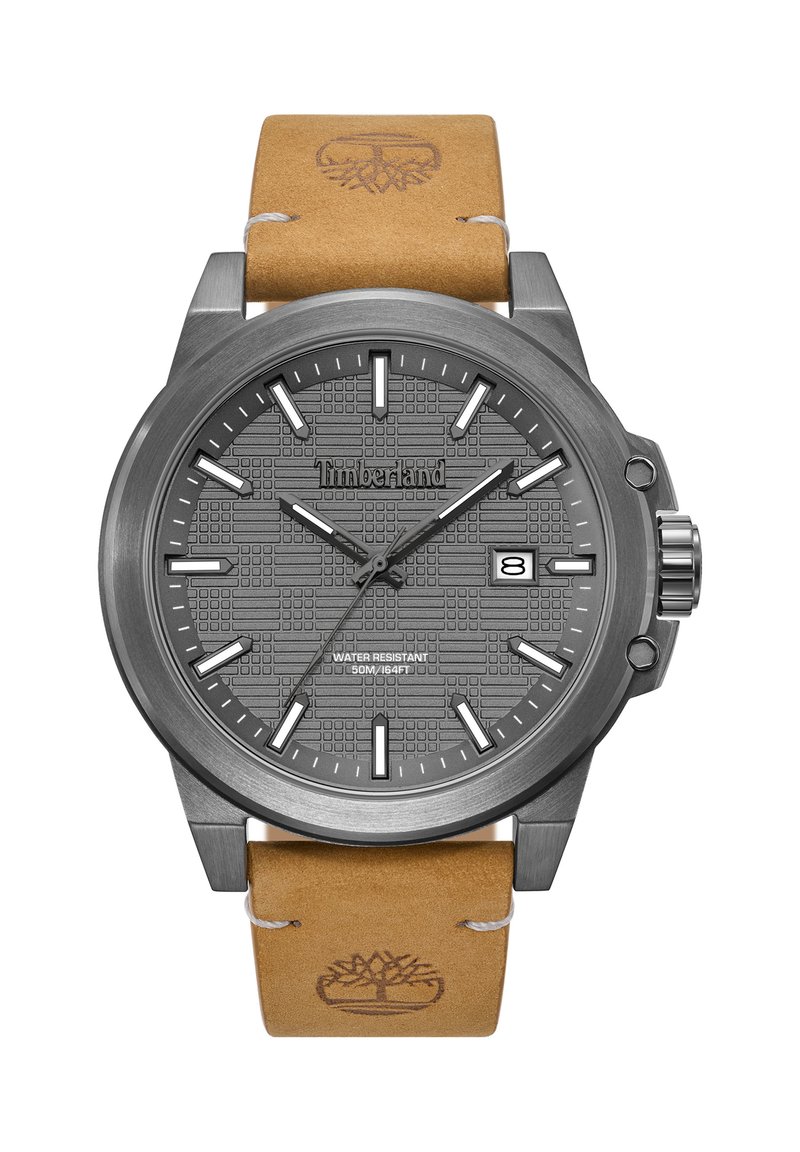 Grå analog klocka med ett mönstrat urtavla, silverfärgade timmarkeringar och ett brunt läderarmband med en logotyp. Vattentålig ner till 50 m.