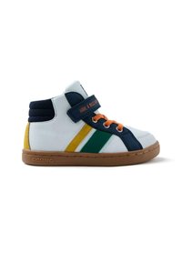 Zapatilla alta de cuero blanco con franjas azules, verdes y amarillas, cordones naranjas y una correa de velcro. Cuenta con una suela de goma marrón claro.