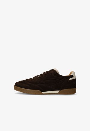 Donkerbruine suède sneaker met gumzool, witte accenten op de hiel en zijkant, vetersluiting, zijaanzicht op witte achtergrond.