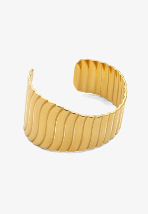 Breiter goldener Armreif mit gebogenen, vertikalen Rillen und einem offenen Design für eine anpassbare Trageweise.