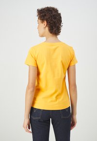 Levi's® PERFECT VNECK - Navadna majica - orange