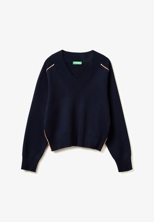 Sweater de cuello en V de color marino con puños y dobladillo acanalados. Presenta acentos en naranja claro que contrastan a lo largo de los hombros. Material de punto suave, corte oversized.