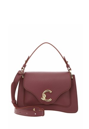 Sac à main en cuir rose foncé avec un rabat incurvé, un fermoir doré en forme de lettre C, une poignée supérieure et une bandoulière ajustable.