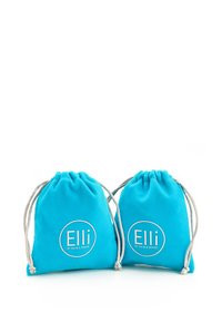 To turquoise snoreposer lavet af blødt stof med sølvsmykker og trykt logo "Elli by Julie & Grace" i hvid.
