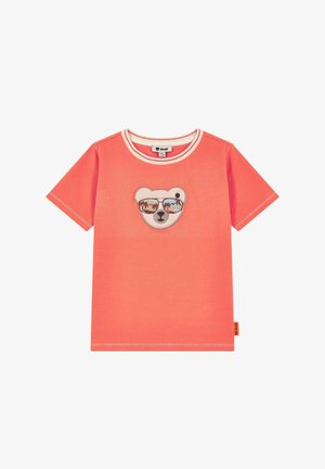 Camiseta coral de manga corta hecha de algodón con escote redondo. Presenta un gráfico de un oso con gafas de sol y detalles tropicales.