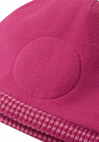 Czapka polarowa w żywym różowym kolorze z teksturowanym, prążkowanym paskiem na dole. Gładka góra z okrągłym detalem dla dodatkowego wzornictwa.