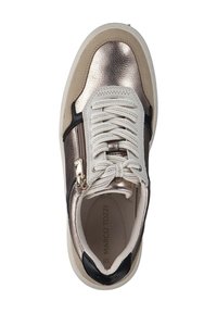 Sneaker in bronzo metallico con accenti beige e neri, pelle testurizzata, lacci bianchi e un dettaglio con cerniera laterale. L'interno presenta un'incisione del logo.