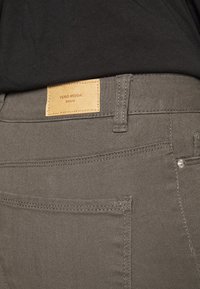 Vero Moda Tall VMHOTSEVEN PANTS  - Calças de ganga de corte skinny - beluga