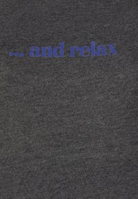 Dunkelgraues Baumwoll-T-Shirt mit dem Text "... und entspannen" in fetter blauer Schrift. Weicher Stoff, lässiges Design und reguläre Passform.