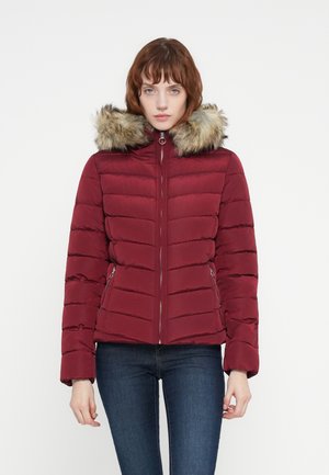 Rød puffjakke med hette fôret med faux pels, med horisontal quiltning, glidelåslommer og glidelås foran.