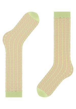 Beige Socken mit einem Rautenmuster in Hellgrün. Sie haben feste grüne Bündchen und eine grüne Zehenpartie und bestehen aus einem dehnbaren Material für zusätzlichen Komfort.
