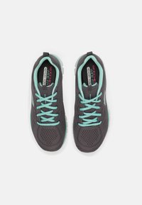 Scarpe da ginnastica grigie con tomaia in rete, dettagli verde menta e lacci. Presentano un colletto imbottito e una soletta in Memory Foam per il comfort.