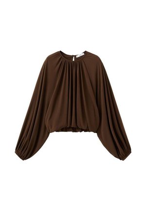Blouse marron à manches ballon en tissu doux, avec un col froncé et un ourlet élastiqué. Texture lisse avec des détails drapés.
