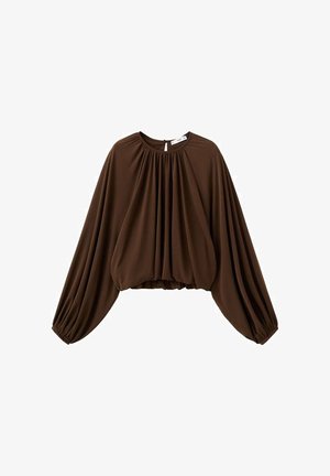 Blusa marrón de mangas globo hecha de tela suave, con escote fruncido y dobladillo elástico. Textura lisa con detalles drapeados.