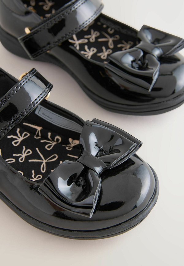 WIDE FIT – BOW MARY JANE SCHOOL – Riemchenballerina