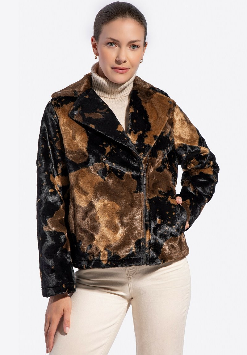 Kurta z futra syntetycznego w odcieniach czerni, brązu i beżu, z abstrakcyjnymi wzorami, kołnierzem typu lapel i zapięciem na zamek. Miękka, teksturowana powierzchnia.