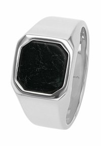 Anello d'argento con pietra nera ottagonale. Bancomat liscio con una finitura lucida, caratterizzato da un bordo sfaccettato attorno alla pietra per un ulteriore dettaglio.