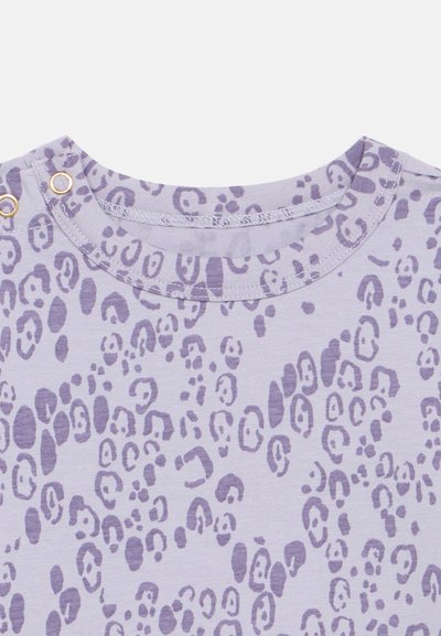 Ανοιχτόμωβ παιδικό μπλουζάκι με σκούρο μωβ λεοπάρ μοτίβο και δύο κουμπάκια στον αριστερό ώμο για εύκολο ντύσιμο.