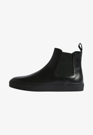 Schwarze Leder-Chelsea-Stiefel mit elastischen seitlichen Einsatz, glatter Oberfläche, runder Zehenform und einer schwarzen Gummisohle sowie -absatz für Halt und Stabilität.