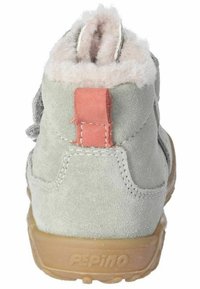 Grau Wildlederstiefel mit einer weichen, hellen Innenausstattung. Verfügt über eine pinke Zuglasche auf der Rückseite und eine beigefarbene Gummisohle mit Branding.