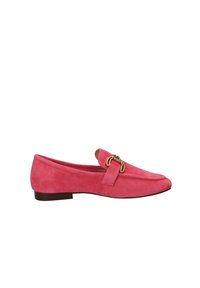 Mocassino in suede rosa con tacco basso, caratterizzato da una fascetta decorativa in metallo dorato sulla parte superiore e un design della punta liscia e arrotondata.