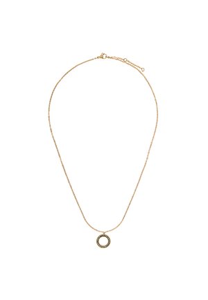Złoty naszyjnik z łańcuszkiem i okrągłą zawieszką z czarnym środkiem oraz małymi przezroczystymi kamieniami wokół krawędzi.