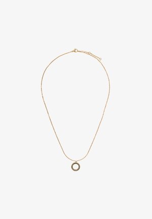 Złoty naszyjnik z łańcuszkiem i okrągłą zawieszką z czarnym środkiem oraz małymi przezroczystymi kamieniami wokół krawędzi.