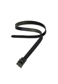 Schwarzer Ledergürtel mit dekorativer quadratischer Schnalle, die dunkle Perlen und Steine zeigt, auf weißem Hintergrund gerollt.