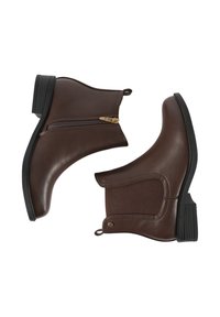 Stivaletti in pelle marrone con zip laterale, pannello elastico e suola in gomma testurizzata. Presentano un tacco basso impilato e un accento in hardware dorato.