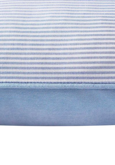 Μαξιλάρι από ύφασμα με μπλε ρίγες και υφή, με ένα απαλό μπλε μονόχρωμο περίγραμμα στο κάτω μέρος. Λεπτές, οριζόντιες ρίγες σε διάφορες αποχρώσεις.
