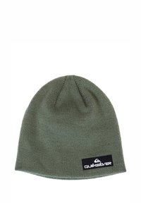 Bonnet en tricot vert avec une finition texturée. Présente une étiquette rectangulaire noire avec le logo "Quiksilver" sur un côté.