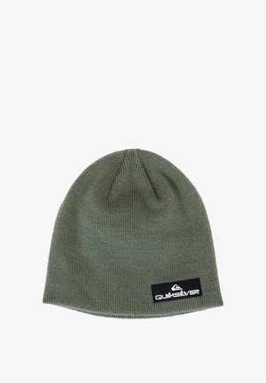Bonnet en tricot vert avec une finition texturée. Présente une étiquette rectangulaire noire avec le logo "Quiksilver" sur un côté.
